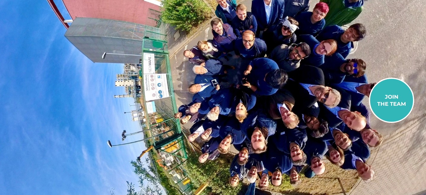 The NexWafe team gathered in a circle at the Bitterfeld-Wolfen site